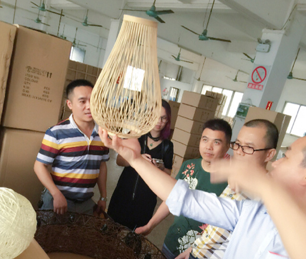 美爾家燈飾客人看廠房2