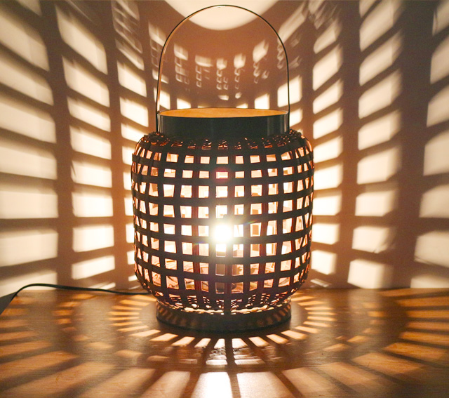 藤編臺燈的場景圖