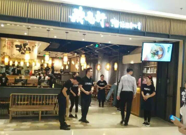 胡大飯館使用美爾家藤藝吊燈